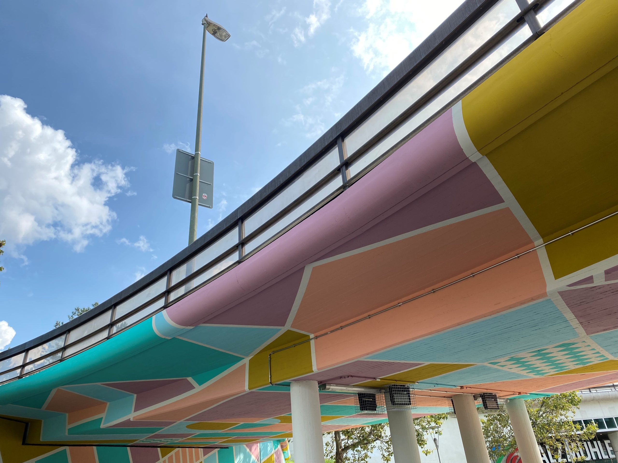 Farbenfrohe Brücke